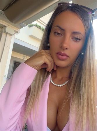 הגדל תמונה של קארין המלכה 