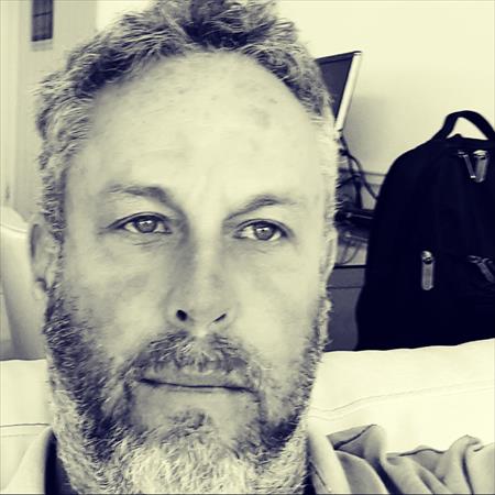 הגדל תמונה של מתבייש 