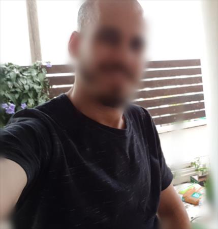 הגדל תמונה של גברי חתיך מסתובב