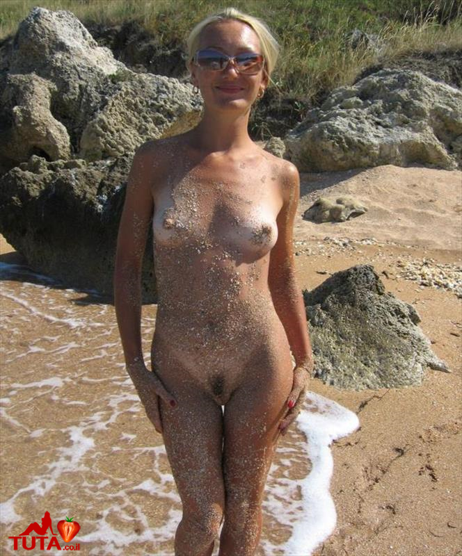 naked_on_beach_wife_01.jpg